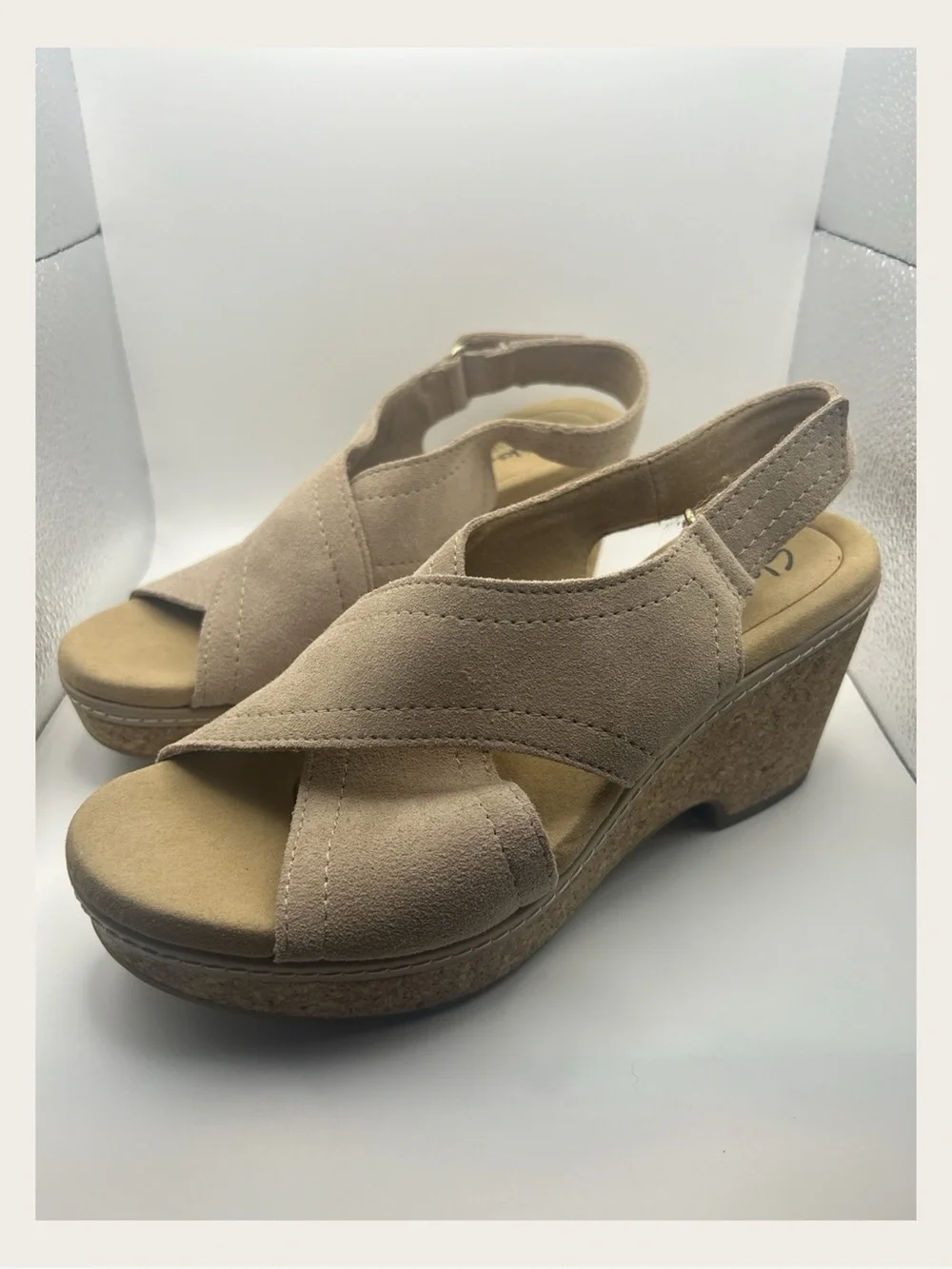 🌾✨ Clarks Giselle Cove Sand Suede Cork Wedge Sling-Back Sandals Women’s 8.5 M